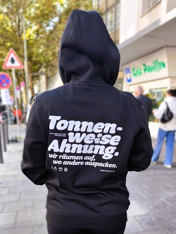 ZAGO-Sweatjacke mit Kapuze „Tonnen weise Ahnung“