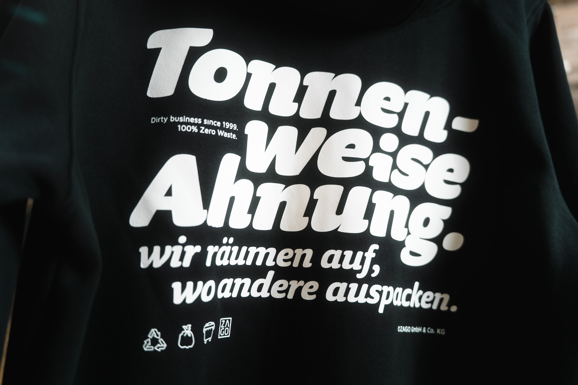 ZAGO-Sweatjacke mit Kapuze „Tonnen weise Ahnung“