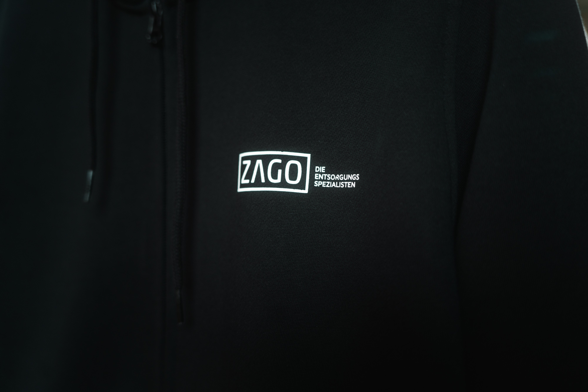 ZAGO-Sweatjacke mit Kapuze „Tonnen weise Ahnung“