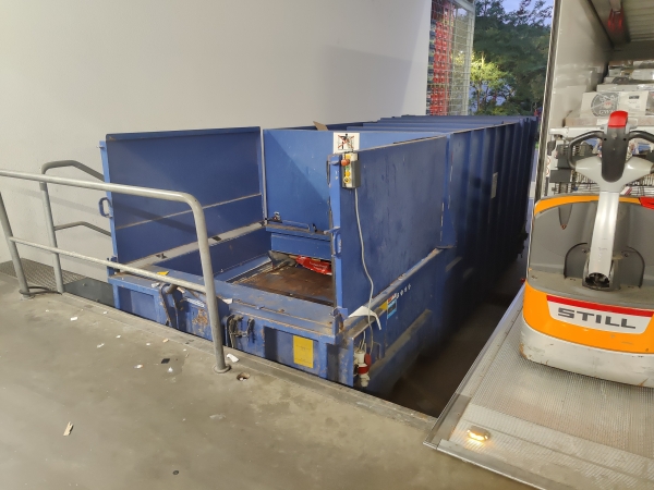20m³ Abrollcontainer XXL Einwurfschacht.jpg